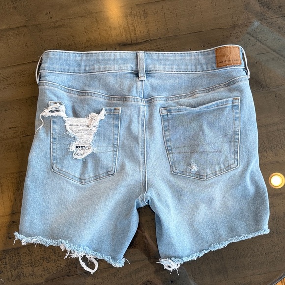American Eagle The Dream Short Light Wash Distressed Denim Shorts. Jeans Size 12 - Picture 3 of 5
